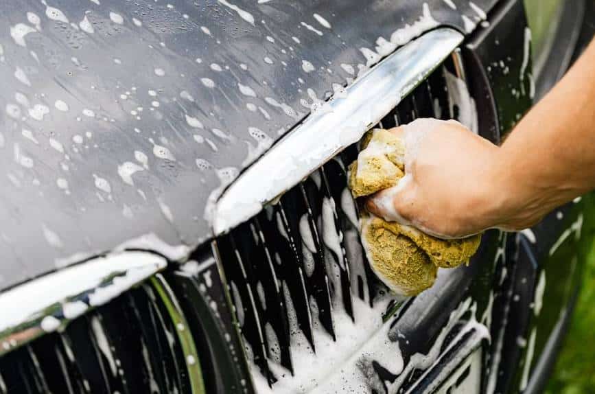 Cara Merawat Eksterior BMW Agar Tetap Kinclong dan Terlindungi 2 Membersihkan Grill